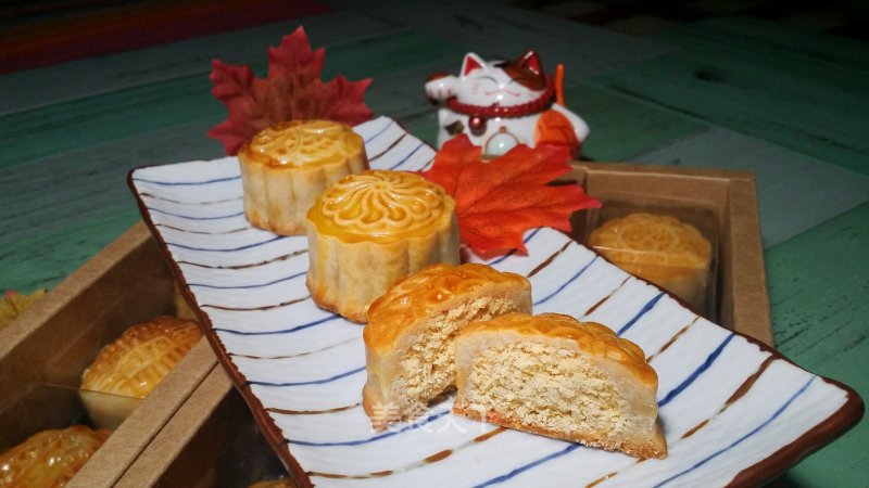Cantonese-style Coconut Milk Fragrant Mooncakes recipe