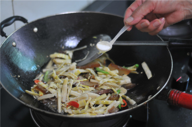 Stir-fried Bacon with Dried Bamboo Shoots recipe