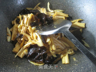 Stir-fried Yuba with Black Fungus and Bamboo Shoots recipe