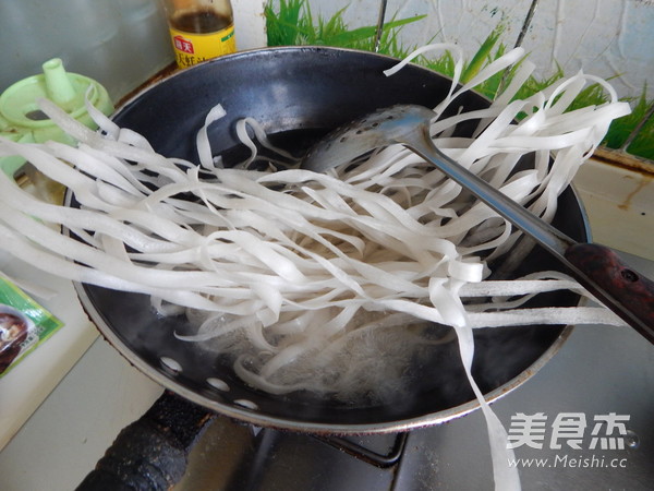 Hot and Sour Wide Noodles recipe