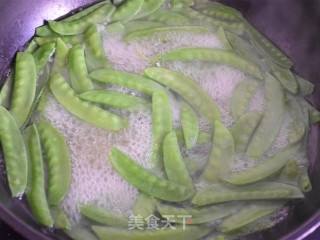 Stir-fried Snow Peas with Beef Intestines recipe