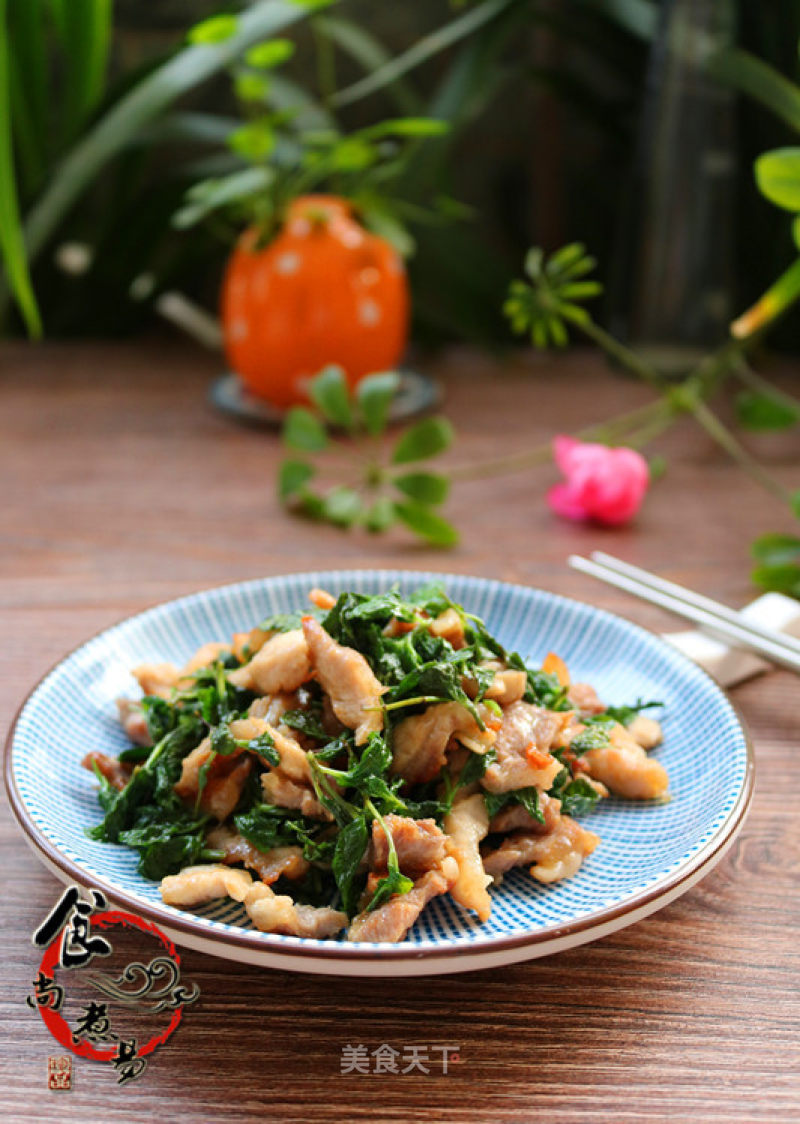 Stir-fried Pork with Mint recipe