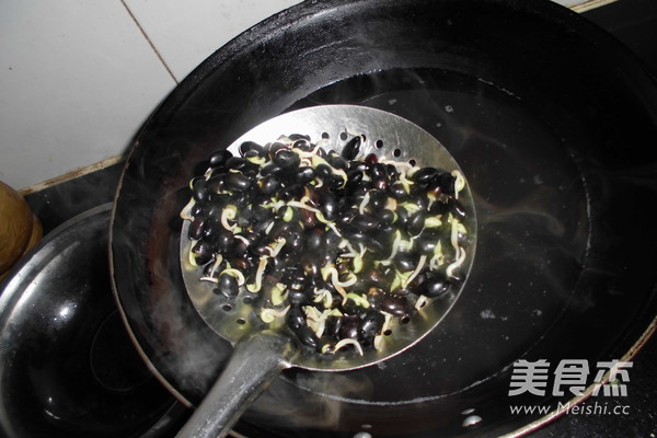 Stir-fried Cabbage with Black Bean Sprouts recipe