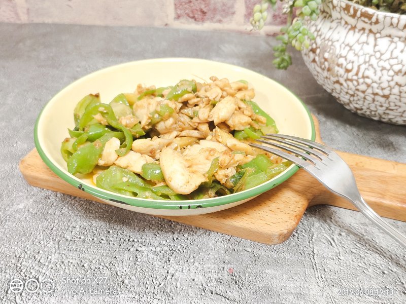 Stir-fried Chicken Breast with Green Peppers