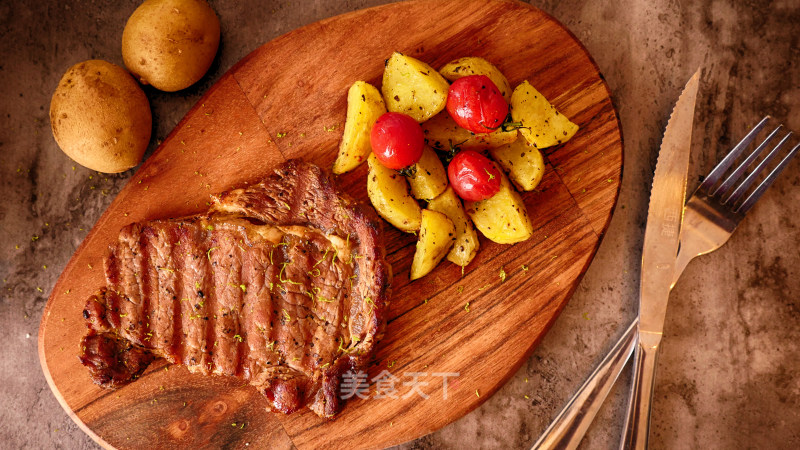 I'm Very Gentle When I Can Cook A Steak with Roasted Potatoes. I'm Going to Get Married! recipe