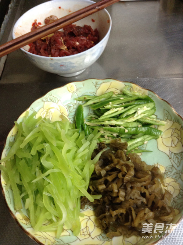 Shredded Beef with Lettuce and Pickled Cabbage recipe