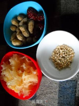 Barley, Peanut and Tremella Soup recipe