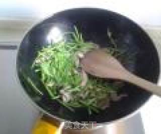 Stir-fried Shredded Pork with Artemisia recipe