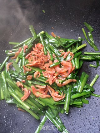 Stir-fried Shrimp Skins with Leek recipe