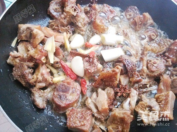Braised Pork Chicken with Lotus Root and Dried Radish recipe