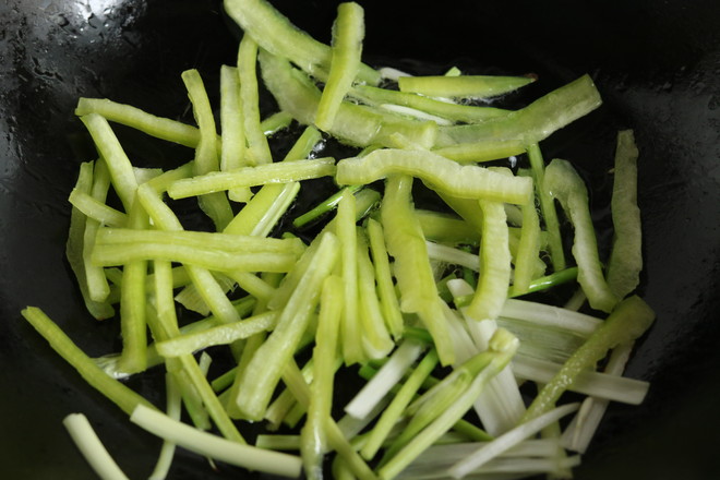 Stir-fried Loofah Skin with Green Pepper recipe