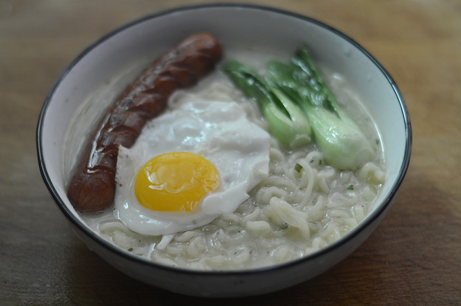 #中卓牛骨汤面# Egg Intestine Beef Bone Soup Noodle recipe