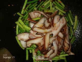 Fried Pork Ears with Spicy Garlic Moss recipe