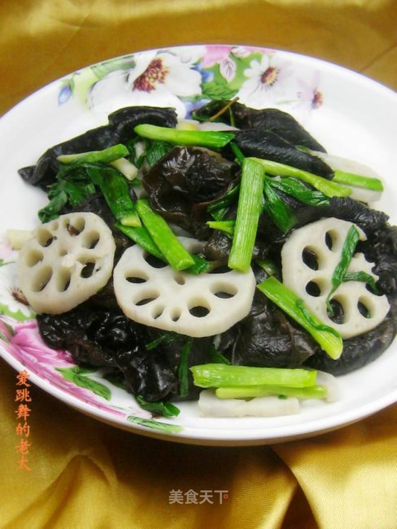 Fried Lotus Root Slices with Green Garlic and Black Fungus recipe