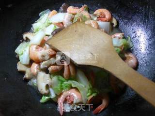Stir-fried Sea Prawns with Mushrooms and Cabbage recipe