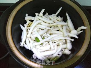 Braised Tofu with Carassius and Bailing Mushroom recipe