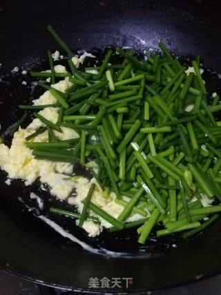 Braised Noodles with Chives and Eggs recipe