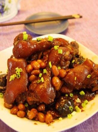 Braised Pork Knuckle with Peanuts recipe