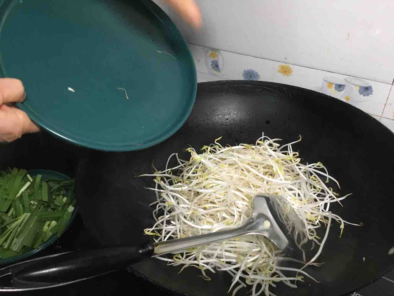 Stir-fried Mung Bean Sprouts with Leek recipe