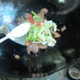 Stir-fried Sausage with Celery and Garlic recipe