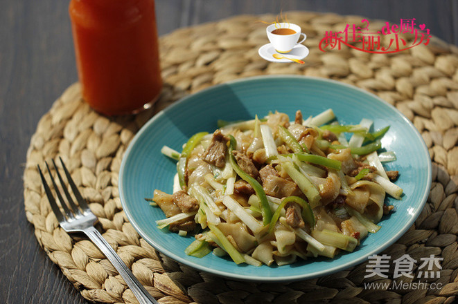 Stir-fried Rice Noodles with Chives and Pork recipe