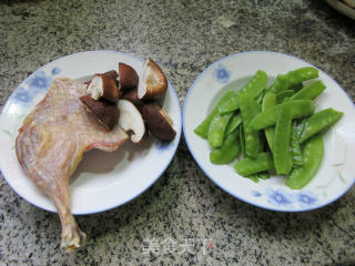 Boiled Cured Duck Leg with Mushrooms and Snow Peas recipe