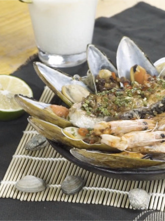 Luxurious White Wine Steamed Seafood recipe