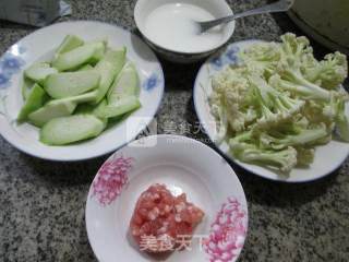 Loofah and Cauliflower Soup with Minced Meat recipe