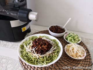 Spinach Noodles with Mushroom Meat Sauce recipe