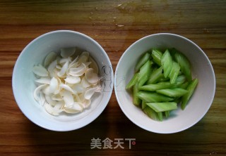 Stir-fried Pork with Lily and Celery recipe