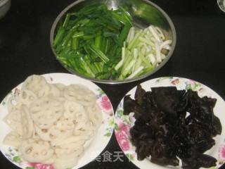 Fried Lotus Root Slices with Green Garlic and Black Fungus recipe