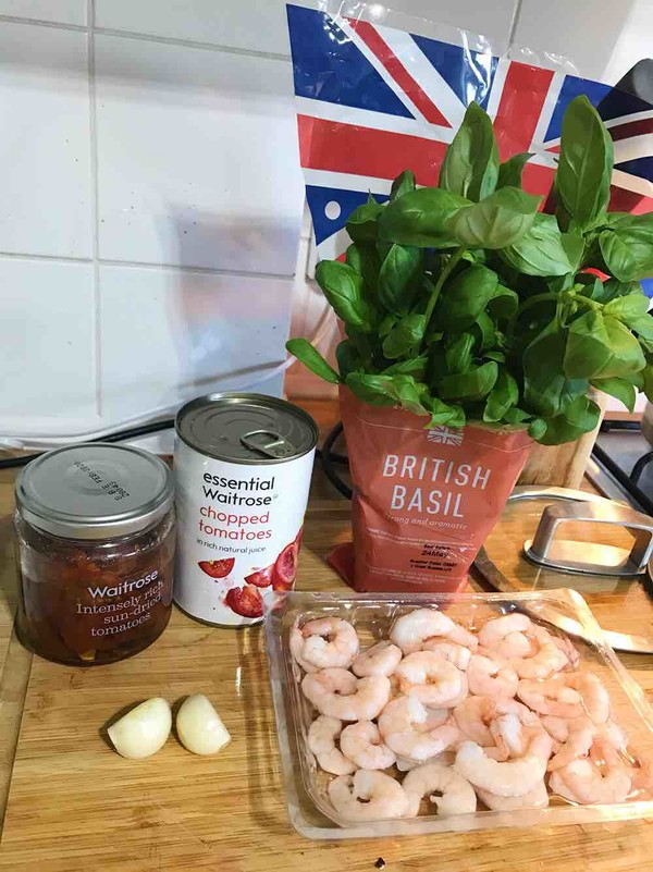 Spaghetti with Tomato, Shrimp and Basil recipe