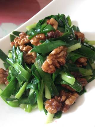 Stir-fried Walnuts with Leeks recipe