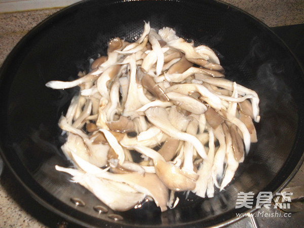 Stir-fried Leek with Fresh Mushrooms recipe