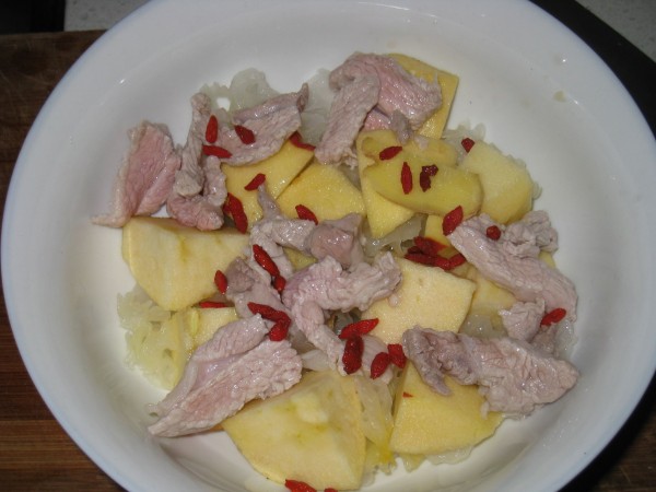 Apple Tremella Lean Meat Soup recipe