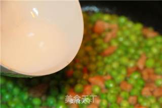 Fresh Taste of Early Summer, Fried Diced Pork with Small Peas recipe