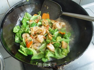 Stir-fried Shrimp with Broccoli and Cashew Nuts recipe