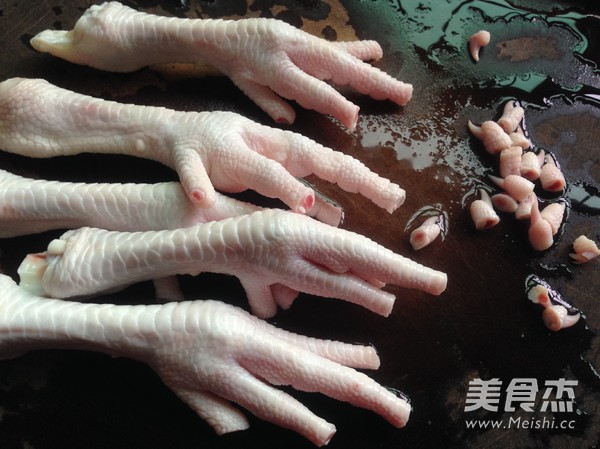 Eyebrow Bean Chicken Feet Pork Bone Soup recipe