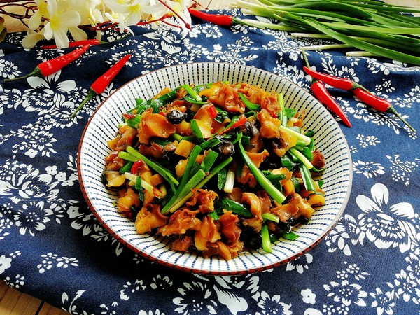 Stir-fried Snail Meat with Spring Leek recipe