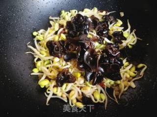 Fried Fungus with Soybean Sprouts recipe