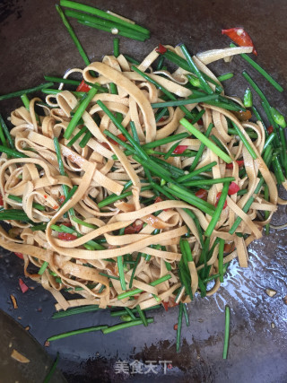 Stir-fried Bean Curd with Leek Flower recipe