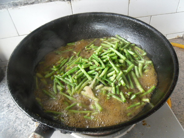 Braised Cowpeas with Olive Vegetables recipe