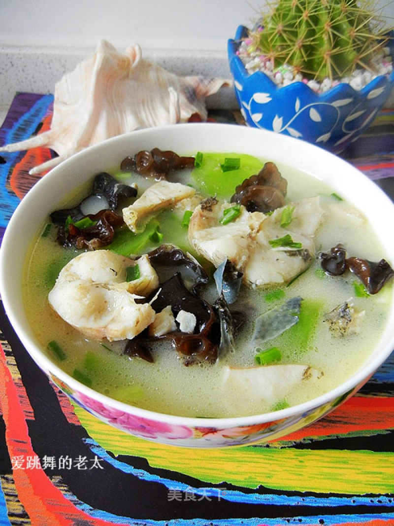 Lettuce Stalk Black Fungus Black Fish Soup recipe