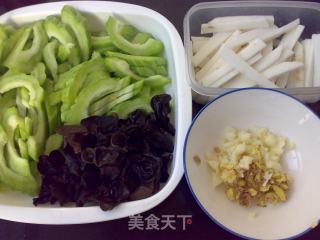 Fried Bitter Gourd with Yam and Cloud Ears recipe