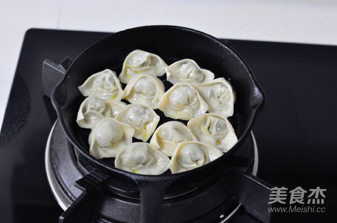 Large Wontons with Crispy Bottom and Thin Skin recipe