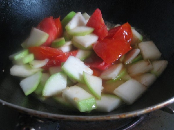 Stir-fried Gourd with Tomatoes recipe