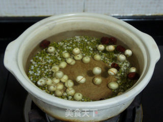 Mung Bean and Lotus Seed Soup recipe