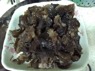 Stir-fried Barbecued Pork with Pepper, Fungus and Mountain Pill recipe