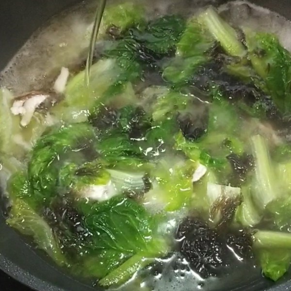 Lettuce and Seaweed Pork Soup recipe