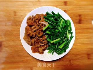 Stir-fried Large Intestine with Garlic Stalks recipe